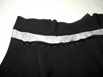 Media falda de huelga (falda cónica) con cinturón.