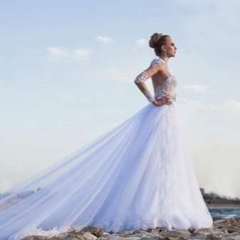 Gaun pengantin dengan lengan sebahagian lace
