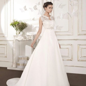 Wedding magnificent dress with a train from the atlas