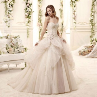 Magnífic vestit de núvia amb una faldilla de forma abstracta