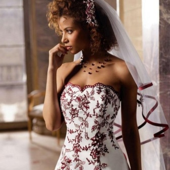 Gaun pengantin putih dan merah dengan tudung
