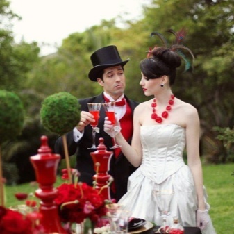 Vestuvių suknelė su raudonomis dekoracijomis