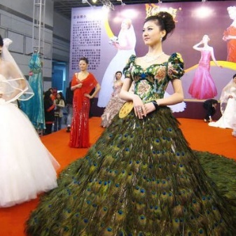 Bryllup dyre kjole lavet af påfugl fjer