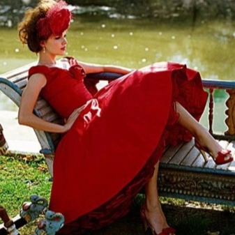 Rochie roșie în stilul stilului