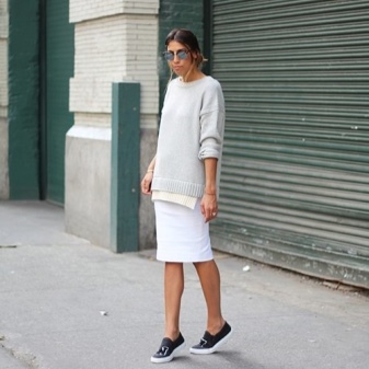חצאית עיפרון לבנה עם נעלי ספורט שחורות וסווטשירט אפור