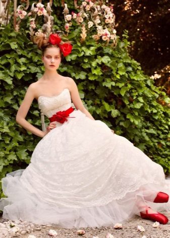 Svatební šaty s mašlí a doplňky v červené barvě