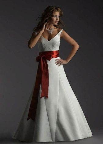 Gaun pengantin dengan busur merah di depan