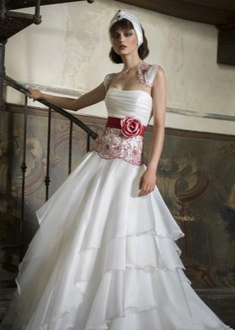 Laço vermelho no vestido de casamento branco
