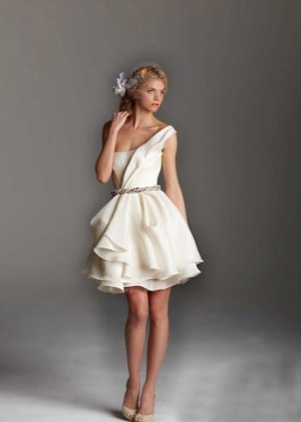 فستان زفاف قصير مع الأقمشة
