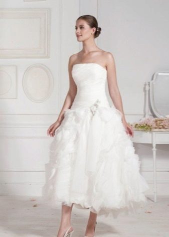 Gaun pengantin dengan bunga pada skirt