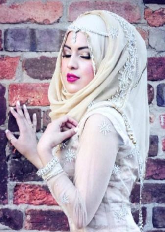 Musulmonų vestuvių suknelė su hijabu