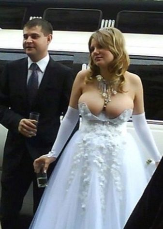 Gaun pengantin dengan garis leher yang sangat terang