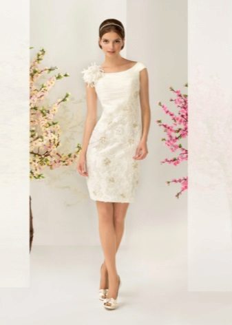 Gaun pengantin pendek dengan skirt renda