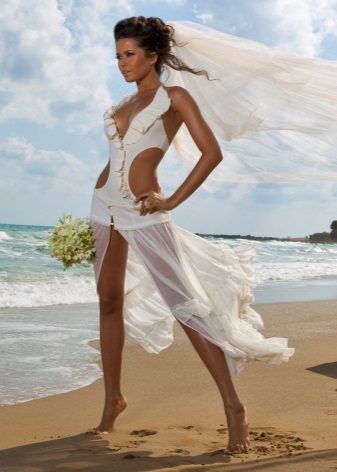 Vestit de núvia a la platja amb grans àrees de cos obert