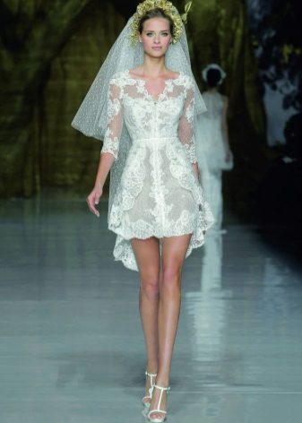 Дантелена сватбена рокля с малко влакче
