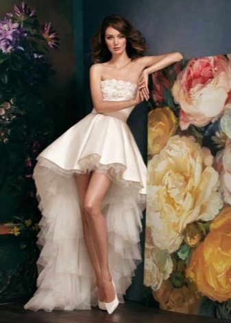 Gaun pengantin pendek dengan kereta api untuk pengantin langsing