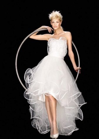 Gaun pengantin pendek dengan kereta api tulle