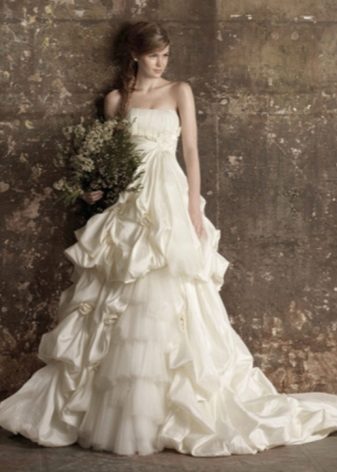 Vestuvinė suknelė - puikus transformatorius su užuolaidomis