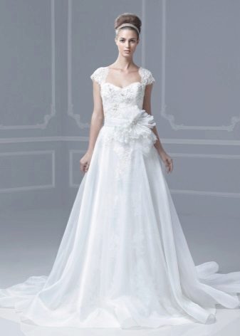 Gaun pengantin dengan baju lari yang dibaringkan