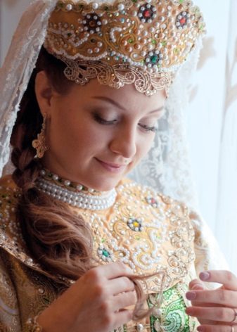 Gaun pengantin dengan kokoshnik