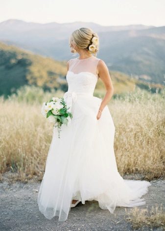 Rustikální svatební šaty s nadýchanou sukní