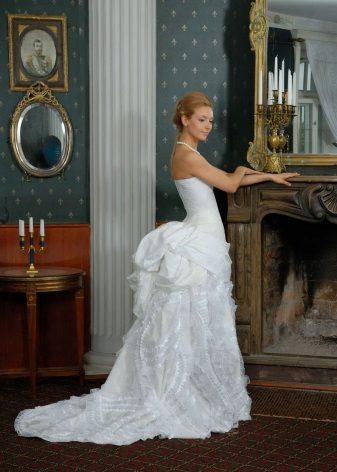 فستان الزفاف مع ذيل العنق