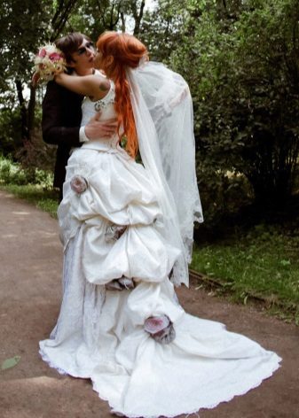 Csodálatos esküvői ruha, hurokkal és turnyurral