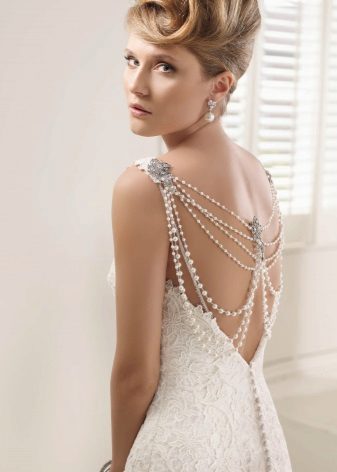 Vestido de novia con espalda abierta e hilo de perla.