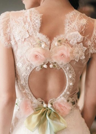 Trang trí đẹp ở mặt sau - váy cưới có lưng hở
