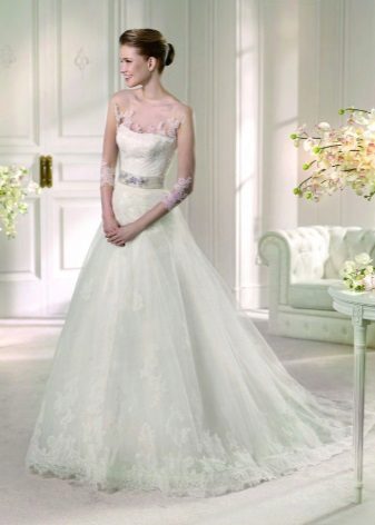 Gaun pengantin dengan ilusi keterbukaan