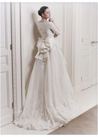Сватбена рокля с лък
