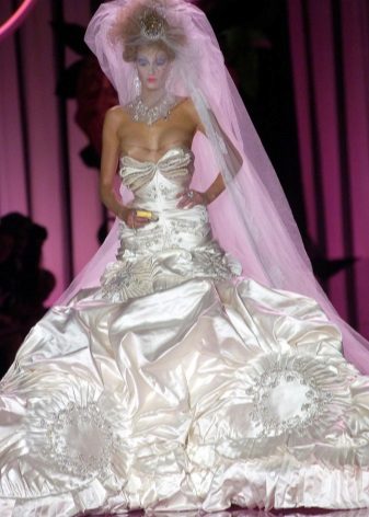 Svatební strašidelné šaty od Christina Dior