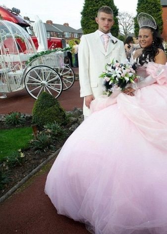 Siaubinga vestuvių suknelė su pūkuotu sijonu