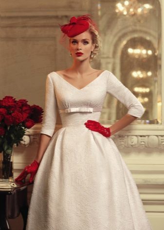 Gaun perkahwinan vintaj dengan korset dan skirt