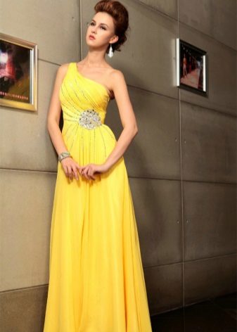 Κίτρινο βραδινό φόρεμα σε έναν ώμο