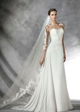 Gaun pengantin dengan korset renda oleh Pronovias