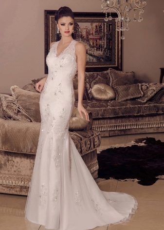 فستان زفاف مزين بالدانتيل