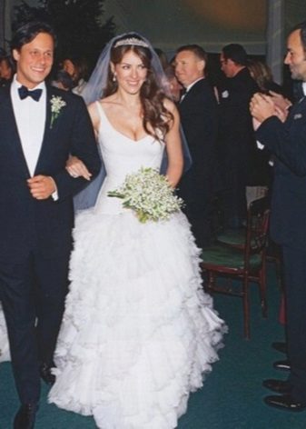 فستان زفاف من اليزابيث هيرلي