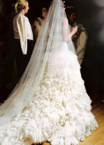 Gaun pengantin oleh Elizabeth Hurley dari Versace