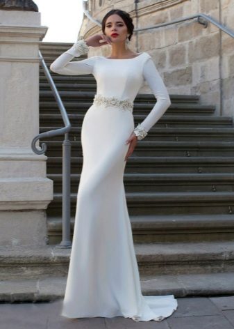 Gaun pengantin dengan ikat pinggang yang dihiasi