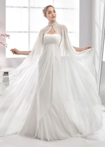 Vestido de novia con una capa