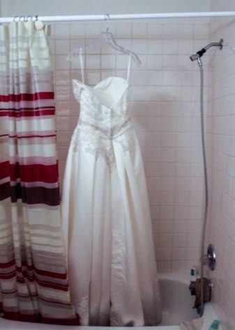 Secando un vestido de novia en un trempel