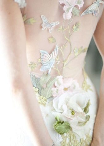 שמלת חתונה לבנה עם מבטאים ירוקים