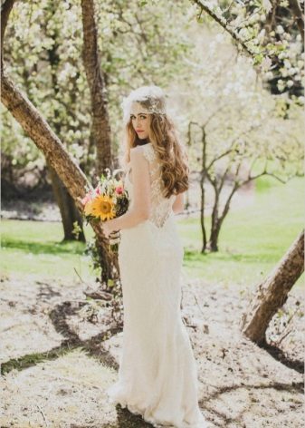 Gaun pengantin putih untuk jenis warna musim bunga