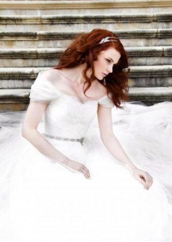 Vestido de noiva branco para a menina ruiva