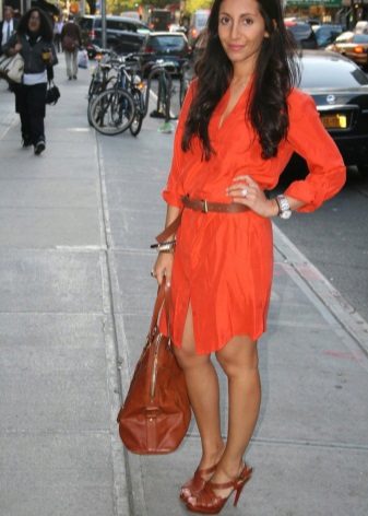 Orange dress in combination with brown shades