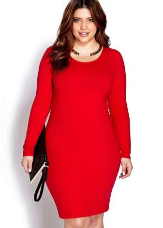 Raudona suknelė nutukusioms moterims