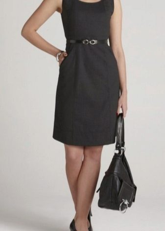 Flesh-farget strømpebukse til svart kontor kjole
