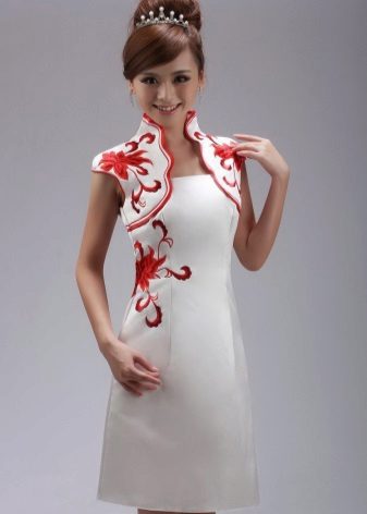 Valkoinen kiinalaistyylinen mekko