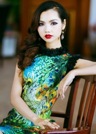 Šukuosena į Kinijos stiliaus suknelę